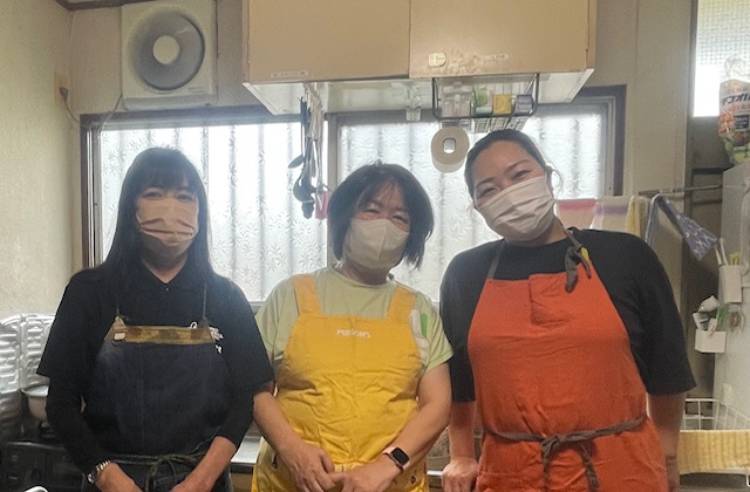 代表の持田麻衣様(右)とスタッフのみなさま|株式会社kibidango west さま【鹿児島県 障害児向け短期入所施設】(栄養士業務委託代行サービス・献立作成サービス)】